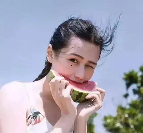 头像女孩吃瓜西瓜,女孩与西瓜的甜蜜邂逅