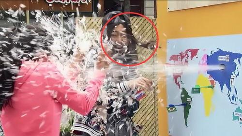 路人打架旁人吃瓜视频,围观群众“吃瓜”围观路人打架