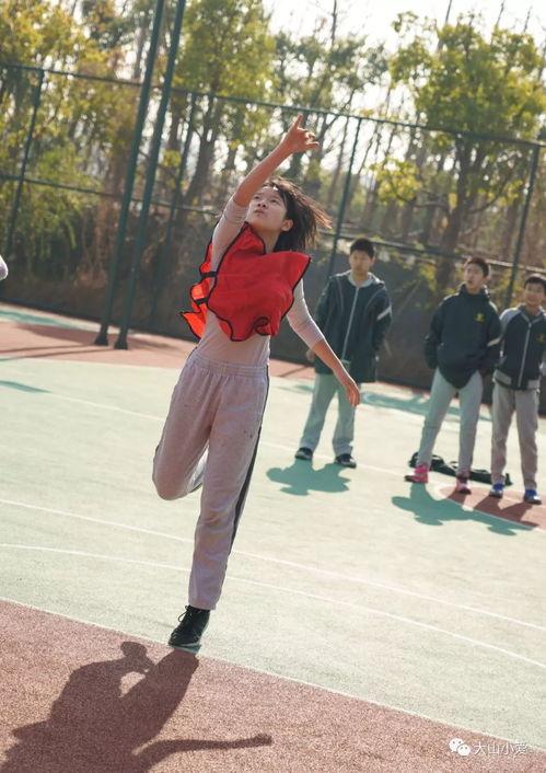 打篮球男孩吃瓜  第2张