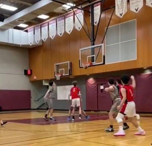 打篮球男孩吃瓜  第3张