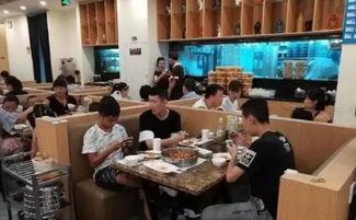 西安售楼吃瓜,西安售楼现场吃瓜群众众生相