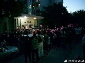 西安售楼吃瓜,西安售楼现场吃瓜群众众生相  第2张